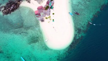 Video klibinin havadan görüntüsü denizdeki Top View Adası 'nı gösteriyor. Kumsal kum alanı ve mavi deniz suyu. Khai Adası, Phuket, Tayland.