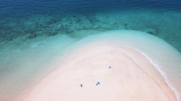 航拍视频剪辑顶部海景岛 海滩沙地面积和蓝色海水 在泰国普吉的开海岛 — 图库视频影像