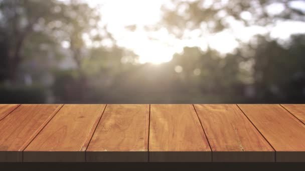トップテーブルと椅子 木製のテーブルバーと自然の木のボケは 朝の時間と美しい自然の太陽の光で背景をぼやけて 製品ショーのためのトップ木製のテーブルスペースエリア Uhd ビデオクリップ — ストック動画