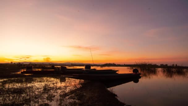 Nachtaufnahme Landschaft Blick Auf Fluss Und Boot Goldener Sonnenuntergang Himmel — Stockvideo