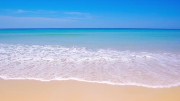 プーケットタイビーチの海 ビーチや青い海の青空の背景の風景ビュー 晴れた夏の日に 2021年1月14日 自然と旅のコンセプト — ストック動画