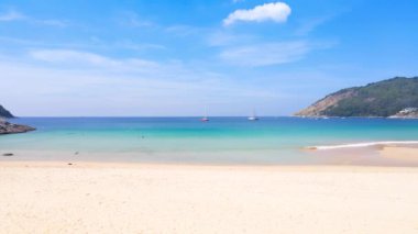 Hava manzaralı plaj denizi. Kamera, sahili takip et. Yaz seyahati Tayland 'da.