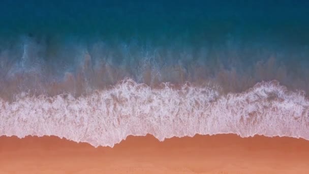 高角度ビュートップビューのシーン暗いビーチの砂と暗い海の波 — ストック動画