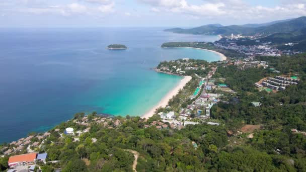 空中景观 海滩海 相机移动镜头跟随海滩 夏天的旅行花冠 — 图库视频影像