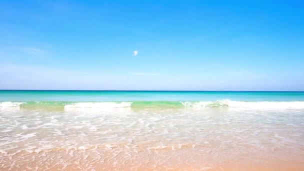 プーケットタイビーチの海 ビーチや青い海の青空の背景の風景ビュー 晴れた夏の日に 2021年1月14日 自然と旅のコンセプト — ストック動画