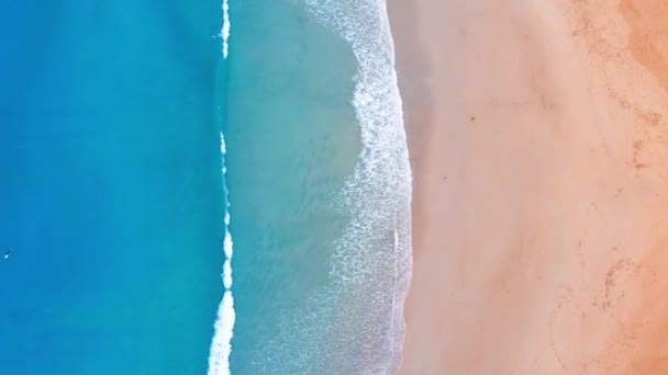 航景俯瞰美丽的海滩和沙滩上的海水浪花 在阳光灿烂的夏日 Uhd自然与旅行概念 — 图库视频影像