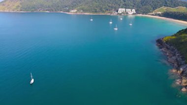 Deniz manzaralı, deniz manzaralı, deniz manzaralı bir yat. Dağ arka planı