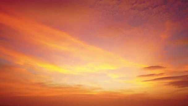 Hermoso Cielo Dorado Puesta Sol Nubes Rápidas Moviéndose Crepúsculo — Vídeos de Stock