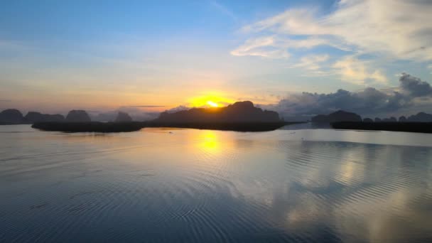 空中看日落或日出 越过河流和云彩 山地和天空日落或日出背景 — 图库视频影像