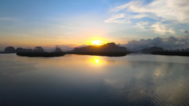 空中看日落或日出 越过河流和云彩 山地和天空日落或日出背景 — 图库视频影像