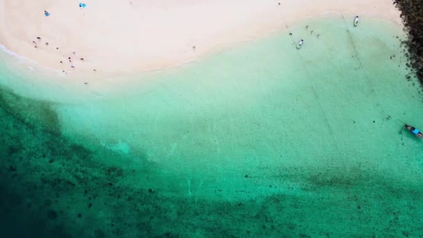 空中景观 顶部景观 粉色沙丘海滩和清澈的海水 海滩沙地面积 — 图库视频影像