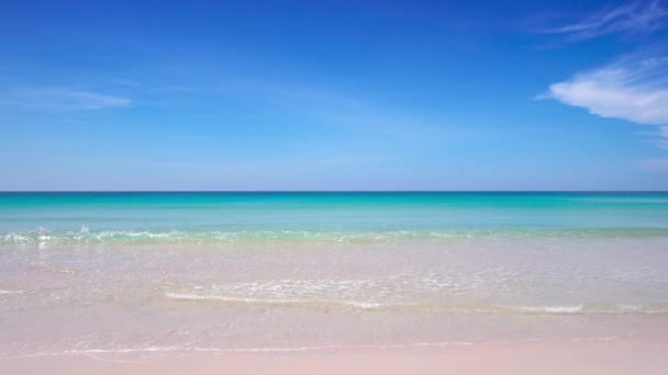 Phuket泰国海滩海 蓝色海水和蓝天背景下的海滩沙滩景观 三脚架上的相机稳定 — 图库视频影像