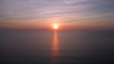 Doğa video günbatımı tropikal plaj denizi. Covid-19 'dan sonra yeni normal. Phuket Tayland ve günbatımı gökyüzü ile güzel tropikal plaj. Güzel Phuket plajı Andaman Denizi 'nde ünlü bir turizm merkezidir.