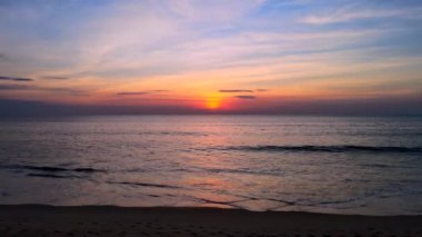 Doğa video günbatımı tropikal plaj denizi. Covid-19 'dan sonra yeni normal. Phuket Tayland ve günbatımı gökyüzü ile güzel tropikal plaj. Güzel Phuket plajı Andaman Denizi 'nde ünlü bir turizm merkezidir.
