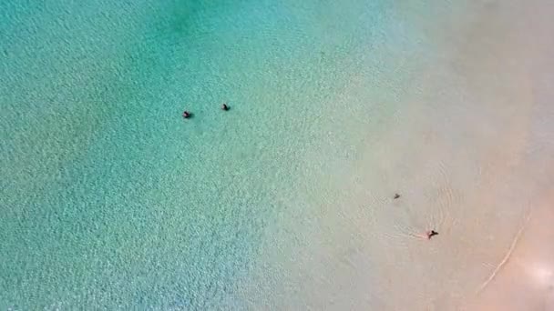 泰国普吉海滩海 空中俯瞰日落在海上的景色 美丽的海浪 粉色的沙子和迷人的大海 大西洋海滩日落 水的质感最精彩的自然美景 — 图库视频影像