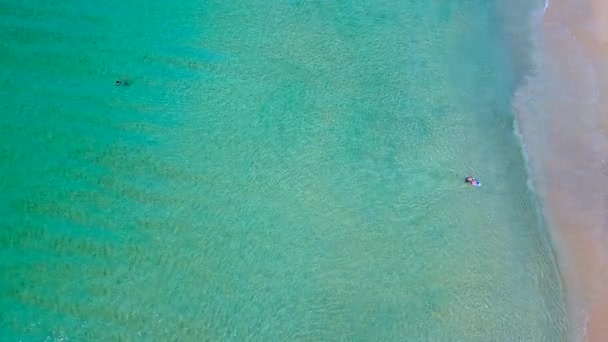 泰国普吉海滩海 空中俯瞰日落在海上的景色 美丽的海浪 粉色的沙子和迷人的大海 大西洋海滩日落 水的质感最精彩的自然美景 — 图库视频影像