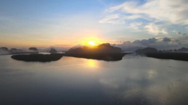 Doğa videosu. Sabah vakti Sunrise Over River ve Mountain 'ın doğadaki inanılmaz sahnesi. Doğa manzarasında gün doğumu zamanı. Sam Chong, Phang Nga, Tayland 'da. Doğa ve seyahat.