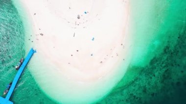 İnsansız hava aracı manzarası, güzel doğa manzarası yaz günündeki beyaz kumsal manzarası, deniz suyu berrak ve mavi yeşil. Khai Adasındaki Doğa. Phuket, Tayland 'daki Khai adasında. Doğa ve seyahat.
