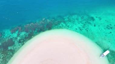 İnsansız hava aracı manzarası, güzel doğa manzarası yaz günündeki beyaz kumsal manzarası, deniz suyu berrak ve mavi yeşil. Khai Adasındaki Doğa. Phuket, Tayland 'daki Khai adasında. Doğa ve seyahat.