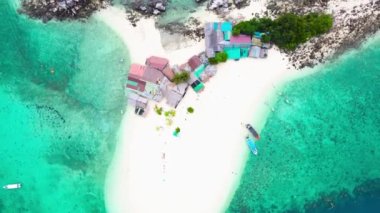 İnsansız hava aracı manzarası, güzel doğa manzarası yaz günündeki beyaz kumsal manzarası, deniz suyu berrak ve mavi yeşil. Khai Adasındaki Doğa. Phuket, Tayland 'daki Khai adasında. Doğa ve seyahat.