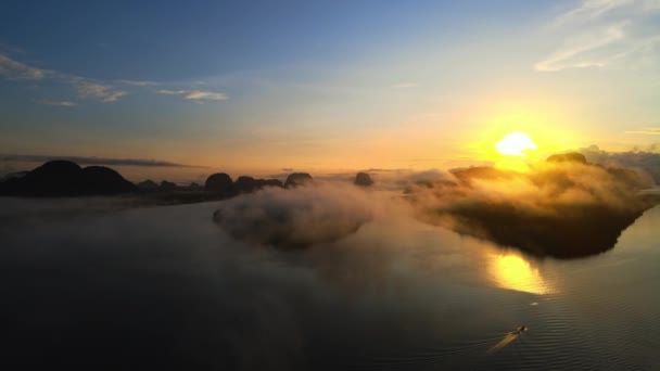 在自然录像中 晨曦在自然的河流和高山上升起 令人惊奇 日出时分在自然景观中 在泰国Phang Nga的Sam Chong 自然与旅行 — 图库视频影像