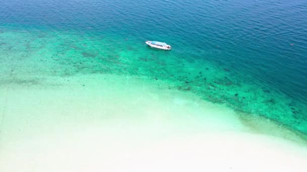 ドローンの空中ビュー 美しい自然のシーン夏の日に白いビーチの砂のトップビュー 海水をクリアし カイ島の自然 タイのプーケット島にあります 自然と旅 — ストック動画