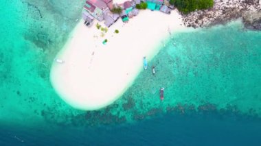 İnsansız hava aracı manzarası, güzel doğa manzarası yaz günündeki beyaz kumsal manzarası, deniz suyu berrak ve mavi yeşil. Khai Adasındaki Doğa. Phuket, Tayland 'daki Khai adasında. Doğa ve seyahat.