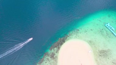 İnsansız hava aracı manzarası, güzel doğa manzarası yaz günündeki beyaz kumsal manzarası, deniz suyu berrak ve mavi yeşil. Khai Adasındaki Doğa. Phuket, Tayland 'daki Khai adasında. Doğa ve seyahat.
