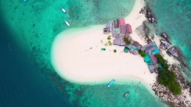 İnsansız hava aracı manzarası, güzel doğa manzarası yaz günündeki beyaz kumsal manzarası, deniz suyu berrak ve mavi yeşil. Khai Adasındaki Doğa. Phuket, Tayland 'daki Khai adasında. Doğa ve seyahat.