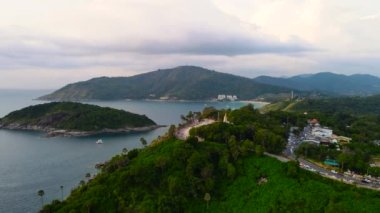 Promthep Cape Bakış Alanı Günbatımında Uluslar Arası Simgeler. İHA 'nın hava görüntüsü. Birçok turist gün batımını izlemeye gelir. Tayland 'ın güneyindeki Phuket' te. 26 Kasım 2020 'de. Doğa ve seyahat.