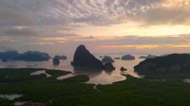 Promthep Cape Bakış Alanı Günbatımında Uluslar Arası Simgeler. İHA 'nın hava görüntüsü. Birçok turist gün batımını izlemeye gelir. Tayland 'ın güneyindeki Phuket' te. 26 Kasım 2020 'de. Doğa ve seyahat.