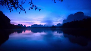 Doğa videosu. Zaman 'ın nehrin üzerinde gün doğumunu hızlandırdığı inanılmaz sahne. Sabah gün doğumunda ve nehirde zaman aşımı. Doğa ve seyahat kavramı.