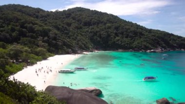 Doğada okyanus manzarası. Covid-19 yolculuğundan sonra okyanus denizi. Similan Adaları 'na bir gezi. 25 Kasım 2020 'de. Andaman Denizi, Similan Adaları, Phang Nga, Tayland. Doğa ve seyahat kavramı