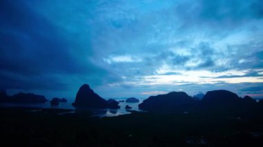 Doğa videosu. Zaman 'ın nehrin üzerinde gün doğumunu hızlandırdığı inanılmaz sahne. Sabah gün doğumunda ve nehirde zaman aşımı. Doğa ve seyahat kavramı.