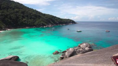 Doğada okyanus manzarası. Covid-19 yolculuğundan sonra okyanus denizi. Similan Adaları 'na bir gezi. 25 Kasım 2020 'de. Andaman Denizi, Similan Adaları, Phang Nga, Tayland. Doğa ve seyahat kavramı