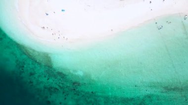 Ada ve Turkuaz Denizi 'nin doğa görüntüsü, İHA' nın havadan görünüşü, Deniz suyu berrak ve mavi yeşil. Khai Adası 'ndaki doğa. Phuket, Tayland 'daki Khai adasında. Seyahat kavramı.