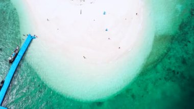 Ada ve Turkuaz Denizi 'nin doğa görüntüsü, İHA' nın havadan görünüşü, Deniz suyu berrak ve mavi yeşil. Khai Adası 'ndaki doğa. Phuket, Tayland 'daki Khai adasında. Seyahat kavramı.