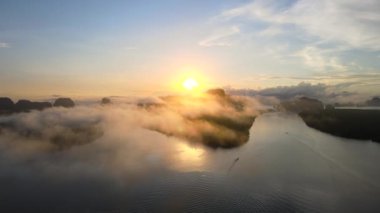 Doğa videosu. Sabah vakti Sunrise Over River ve Mountain 'ın doğadaki inanılmaz sahnesi. Doğa manzarasında gün doğumu zamanı. Sam Chong, Phang Nga, Tayland 'da. Doğa ve seyahat.