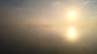 Sabahın ilk ışıklarıyla gökyüzünün hava görüntüsü. Stratüs 'ten bir sis denizi oluşur. Bulutların üstünde. Düz yüzey. Bulutlu, güneşli bir gün karışık vazthill antenleri. Doğa ve seyahat