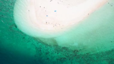 Fotokopi uzayındaki Turkuaz Denizi ve Beyaz Kumsal Kumu, İHA 'nın havadan görünüşü, Deniz suyu temiz ve mavi yeşil. Khai Adası 'ndaki doğa. Phuket, Tayland 'daki Khai adasında. Seyahat kavramı.
