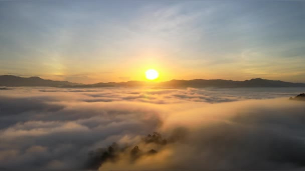 Flygfoto Över Vid Soluppgångens Morgon Molnrörelser Morgonhimlen Ett Hav Dimma — Stockvideo