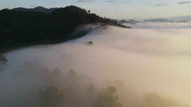 Luftaufnahme Des Morgens Bei Sonnenaufgang Wolkenbewegungen Morgenhimmel Ein Nebelmeer Bildet — Stockvideo