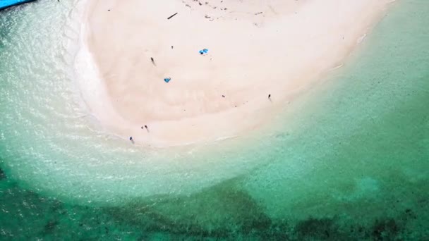 空中ビューコピースペースでターコイズブルーの海と白のビーチの砂 ドローンの空中ビュー 海水をクリアし カイ島の自然 タイのプーケット島にあります 旅行のコンセプト — ストック動画