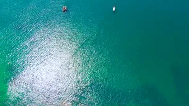 旅行の旅Covid 19の後 タイの南海岸 プーケットタイ 熱帯の航空風景の海の空中ビュー コーラの水の風景の下 新常態後Covid — ストック動画