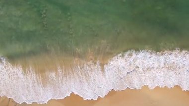(Plaj denizi üzerinde hava görüntüsü dronu. Güzel deniz dalgaları. Kumsal kumu ve inanılmaz deniz. Yaz günbatımı deniz manzarası. Phuket Tayland Sahili. Su dokusu. Fantastik doğal günbatımının en üst görüntüsü