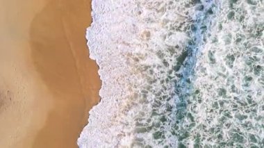 (Plaj denizi üzerinde hava görüntüsü dronu. Güzel deniz dalgaları. Kumsal kumu ve inanılmaz deniz. Yaz günbatımı deniz manzarası. Phuket Tayland Sahili. Su dokusu. Fantastik doğal günbatımının en üst görüntüsü