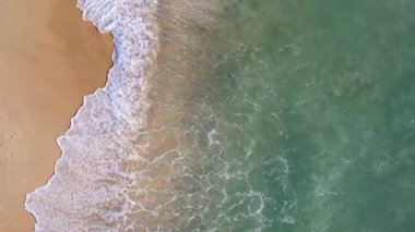 (Plaj denizi üzerinde hava görüntüsü dronu. Güzel deniz dalgaları. Kumsal kumu ve inanılmaz deniz. Yaz günbatımı deniz manzarası. Phuket Tayland Sahili. Su dokusu. Fantastik doğal günbatımının en üst görüntüsü
