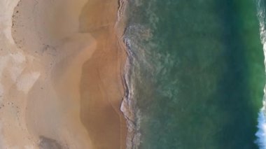 (Plaj denizi üzerinde hava görüntüsü dronu. Güzel deniz dalgaları. Kumsal kumu ve inanılmaz deniz. Yaz günbatımı deniz manzarası. Phuket Tayland Sahili. Su dokusu. Fantastik doğal günbatımının en üst görüntüsü