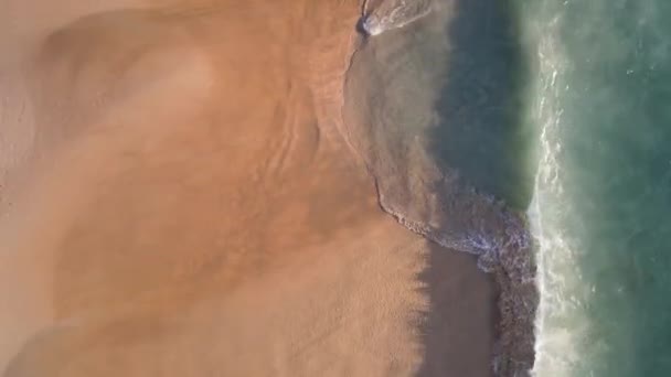 空中俯瞰飞越海滩海 美丽的海浪 海滩沙滩和迷人的大海 夏日日落海景 Phuket泰国海滩 水的质感美丽的自然落日的头像 — 图库视频影像