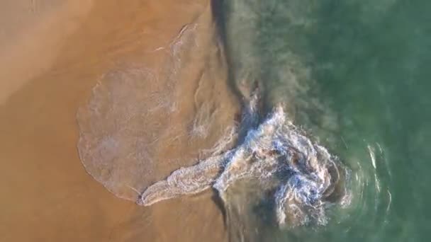 Вид Сверху Беспилотник Видом Море Красивые Морские Волны Пляжный Песок — стоковое видео